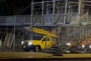 Μαραθώνιος 2022: Φορτηγά σφηνώνουν σε χαμηλή γέφυρα που στήθηκε για το αθλητικό γεγονός