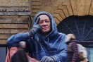 Λονδίνο: Το τεράστιο άγαλμα άστεγου που οι περαστικοί δε μπορούν πλέον να αγνοήσουν