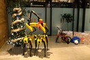 Ρομποτ-σκύλοι στολίζουν χριστουγεννιάτικο δέντρο 