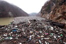 Ο ποταμός στα Βαλκάνια που έχει μετατραπεί σε πλωτό σκουπιδότοπο