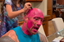 Ο Dwayne Johnson άφησε τις κόρες του να τον βάζουν ροζ- Το γλυκό βίντεο που ανάρτησες στο instagram 