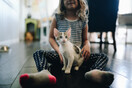 Μελέτη: Παιδιά που ζουν με γάτες και σκύλους προστατεύονται από τροφικές αλλεργίες 