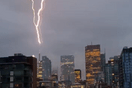 Εντυπωσιακές εικόνες: Κεραυνός χτυπά τον πύργο του Τορόντο 