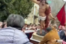 Δύο αγάλματα έπεσαν σε πασχαλινή πομπή στην Ιταλία