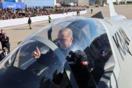 Ο Ερντογάν, με μπουφάν πιλότου, παρουσίασε το τουρκικό μαχητικό «KAAN»
