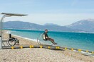 Σχεδόν 200 ελληνικές παραλίες θα είναι φέτος προσβάσιμες για άτομα με κινητικά προβλήματα