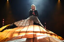 Η Ντόλι Πάρτον στο πρώτο «ροκ τραγούδι» της με μια τεράστια φωτισμένη φούστα