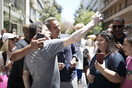 Στην Ερμού ο Κυριάκος Μητσοτάκης- Συνάντησε δημοσιογράφους και έβγαλε selfies με πολίτες