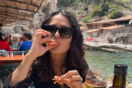Η Σάλμα Χάγιεκ εξηγεί- και δείχνει- πώς τρώγονται οι γαρίδες