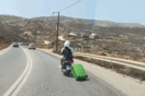 Επικίνδυνη οδήγηση στη Μύκονο: Οδηγός έδεσε σε σκούτερ βαλίτσα με ροδάκια