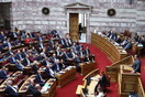 Βουλή: Υπερψηφίστηκε η τροπολογία για τους μετανάστες