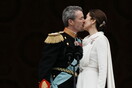 Η στιγμή της ανακήρυξης του βασιλιά Φρέντερικ και το κάπως αμήχανο φιλί με τη βασίλισσα Μαίρη