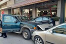 Τρελή πορεία αυτοκινήτου στην Καλαμάτα: Παρκαρισμένο κατέληξε μέσα σε ζαχαροπλαστείο