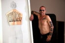 Ένας Αυστριακός καλλιτέχνης έβγαλε σε δημοπρασία κομμάτια από το δέρμα του