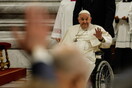 Με αναπηρικό αμαξίδιο ο Πάπας Φραγκίσκος στην πασχαλινή αγρυπνία στο Βατικανό