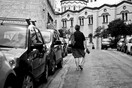 Ο Πρόδρομος Τσινικόρης δίνει φωνή στους αστέγους της Αθήνας