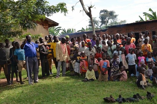 Ουγκάντα: Πάτερ-φαμίλιας με 12 συζύγους & 102 παιδιά ζητάει χάπι για αντισύλληψη για να μείνουν λεφτά για τρόφιμα 
