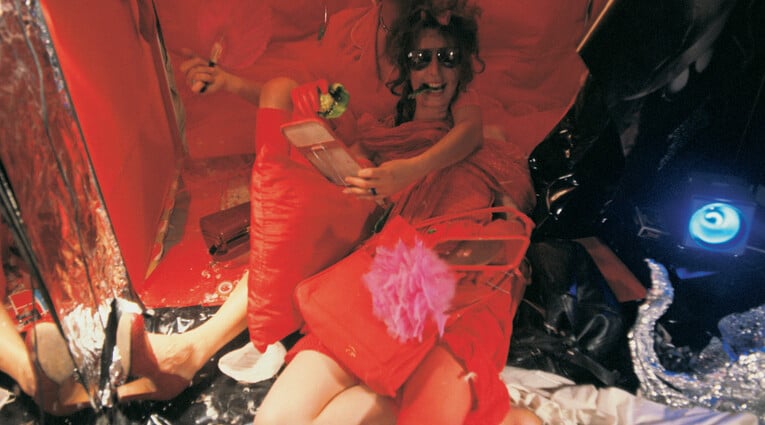 Λήδα Παπακωνσταντίνου, φωτογραφία από περφόρμανς στο πλαίσιο της έκθεσης «Το Κουτί», 1981 (11-16 Μαΐου, Γκαλερί 3, Αθήνα). Performers: Λήδα Παπακωνσταντίνου, Lesley Walton (ως Sally Smith). Φωτ.: Ερρίκος Καρρέρ