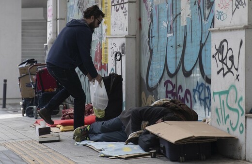Ένα μαγερειό ανθρωπιάς στη Θεσσαλονίκη: Κλειστό για πελάτες, μαγειρεύει για άστεγους και ευάλωτους