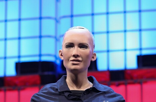 Η Σοφία, το πρώτο ρομπότ στον κόσμο που απέκτησε ιθαγένεια, θέλει τώρα να κάνει οικογένεια
