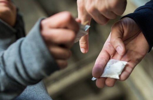 Κοκορέτσι και κρεμούλες - Tα συνθηματικά και οι διάλογοι για την κοκαΐνη στο Κολωνάκι