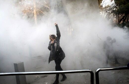 Συνεχίζονται οι αντικυβερνητικές κινητοποιήσεις στο Ιράν - Δακρυγόνα και αντλίες νερού κατά των διαδηλωτών