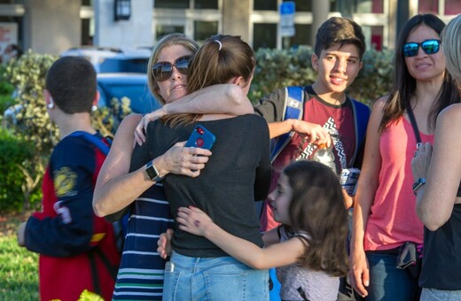 Το Χόλιγουντ ζητά αλλαγή πολιτικής αναφορικά με την οπλοκατοχή μετά την ένοπλη επίθεση σε σχολείο της Φλόριντα