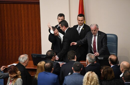 Πολιτικοί τριγμοί στην ΠΓΔΜ: Ο Ιβάνοφ δεν υπογράφει το διάταγμα για την αλβανική γλώσσα