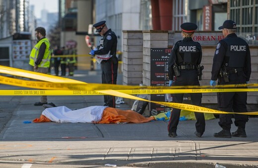 Δέκα νεκροί στον Καναδά - Ο 25χρονος που έριξε το βαν πάνω στο πλήθος και η στιγμή που τον συλλαμβάνουν