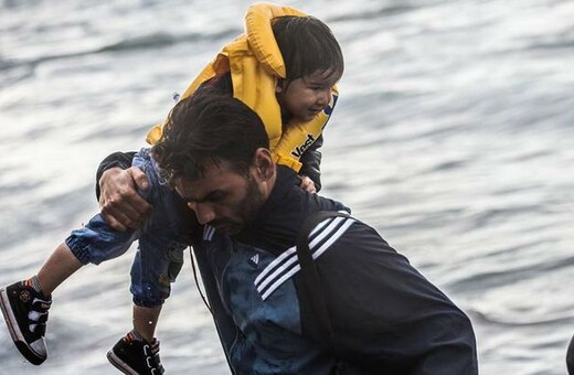 Η συγκλονιστική στιγμή που Έλληνας φωτορεπόρτερ "κρεμάει" την κάμερα για να βοηθήσει ένα παιδί