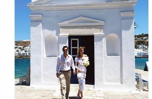 Το διάσημο μοντέλο Ana Beatriz Barros και Ελληνοαιγύπτιος κροίσος παντρεύτηκαν στη Μύκονο και στήνουν μεγαθήριο σε παραλία για το πάρτι