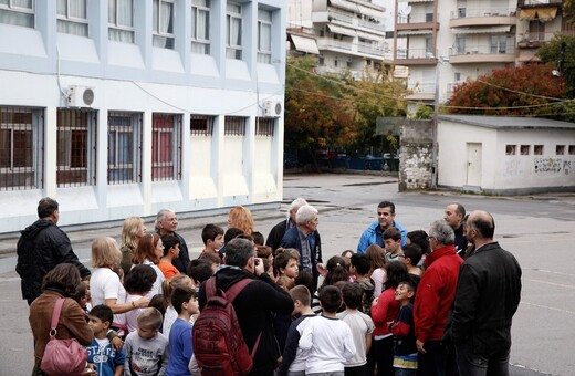 Θεσσαλονίκη: Μαθητές υποδέχτηκαν τα προσφυγόπουλα με χειροκροτήματα