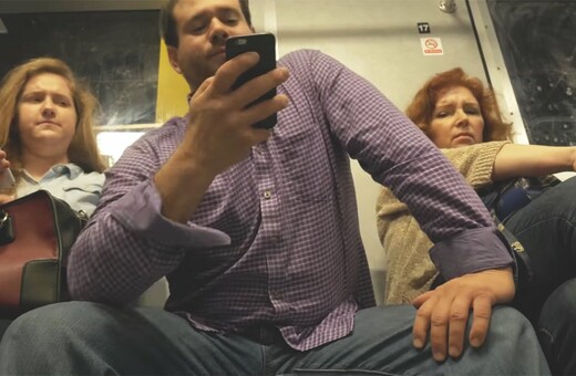 Μanspreading: Άντρες με ανοιχτά τα πόδια στο μετρό- χαλαροί ή ανάγωγοι;