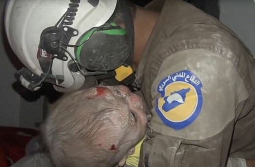 Ιντλίμπ: Διασώστης βγάζει ζωντανό από τα χαλάσματα ένα μωρό και ξεσπά σε δάκρυα