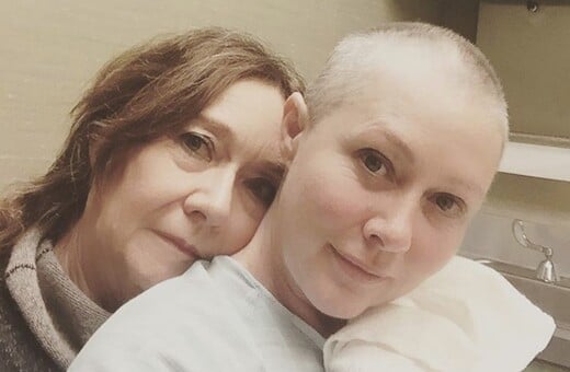 H Shannen Doherty πετά το μαντήλι της χημειοθεραπείας και γιορτάζει τα καινούρια μαλλιά της