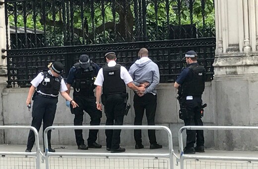 Συναγερμός στο Λονδίνο - Η αστυνομία σφράγισε το κοινοβούλιο