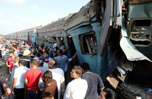 Αίγυπτος: Στους 37 οι νεκροί από τη σύγκρουση αμαξοστοιχιών- «Τα δύο τρένα ενώθηκαν στον αέρα σαν μια πυραμίδα»