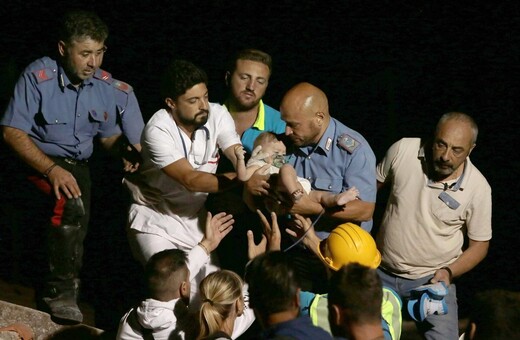 Ιταλία: Δραματική διάσωση βρέφους από τα συντρίμμια του σεισμού - Απεγκλωβίστηκαν και τα 3 αδέρφια