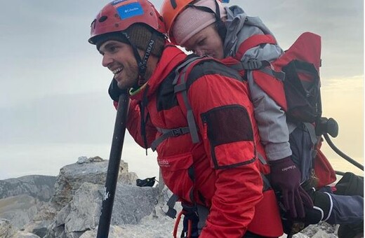 Ο Μάριος Γιαννάκου ανέβηκε στην κορυφή του Ολύμπου κουβαλώντας στην πλάτη του την 22χρονη Ελευθερία
