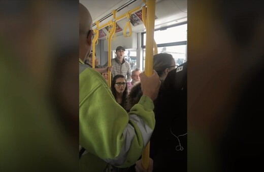 Ένα βίντεο που προκαλεί ανατριχίλες: Τρεις Βρετανοί συνελήφθησαν μετά από ρατσιστική επίθεση μέσα σε λεωφορείο