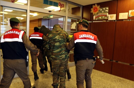 Τους κωδικούς των κινητών τους θα δώσουν στις τουρκικές αρχές οι κρατούμενοι Έλληνες στρατιωτικοί