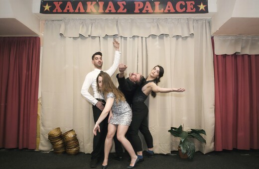 Μια ομάδα σύγχρονου χορού αναζητά το νόημα του «νταλκά» σε ένα κλαριτζίδικο