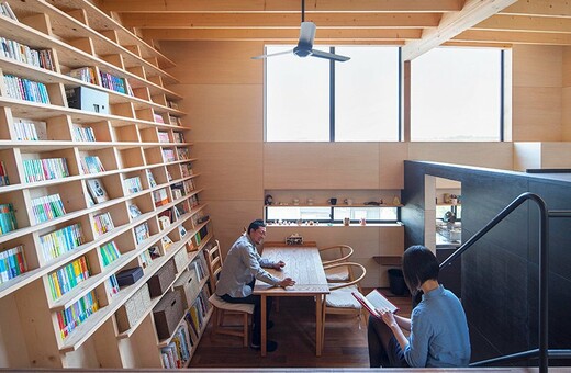Στην Ιαπωνία ένας λάτρης των βιβλίων έφτιαξε μια πρωτότυπη αντισεισμική βιβλιοθήκη