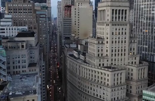 Ένα drone πετάει πάνω από τους σιωπηλούς ουρανοξύστες της Νέας Υόρκης