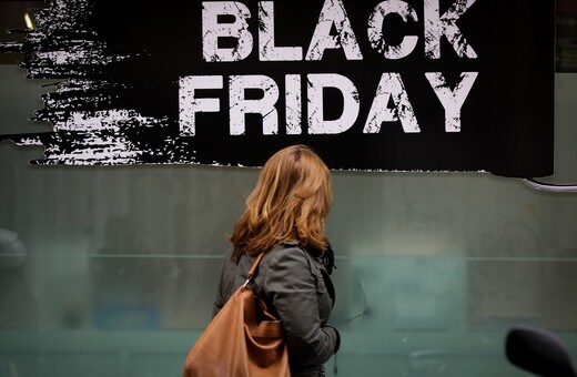 H Γαλλία αναβάλλει τη Black Friday λόγω «σκληρού» lockdown