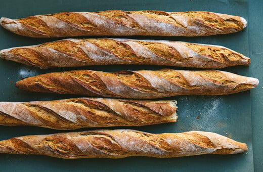 Γιατί οι Αθηναίοι κάνουν ουρές για να πάρουν ψωμί από αυτόν τον φούρνο;
