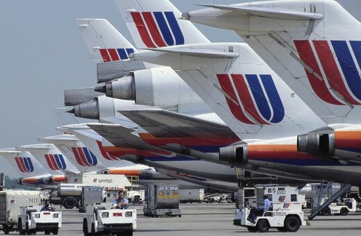 Η United Airlines απαγορεύει σε δύο έφηβες να επιβιβαστούν στην πτήση τους γιατί φορούσαν κολάν