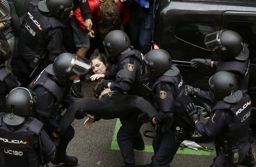 Εικόνες ντροπής στην Καταλονία - Βία, πλαστικές σφαίρες και αιμόφυρτοι ηλικιωμένοι