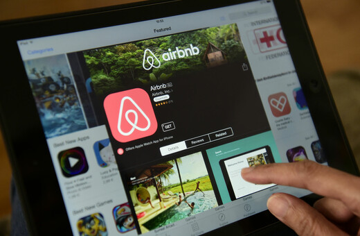 Ο πόλεμος της Airbnb στην Ευρώπη - Ο ρόλος της ΕΕ και πώς οι νέες οδηγίες πάνε κόντρα στις πόλεις που αντιδρούν