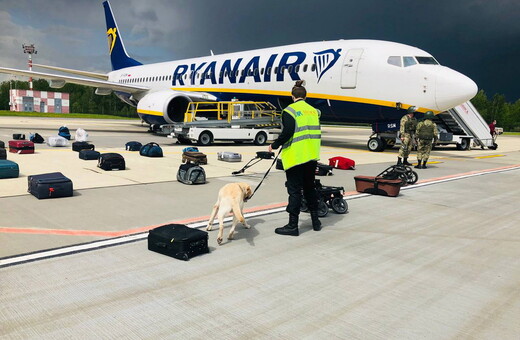 Πώς άρπαξαν τον ακτιβιστή από το αεροσκάφος της Ryanair - Οι δραματικές περιγραφές των συνεπιβατών 